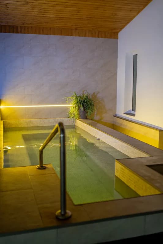 Apă termală tot anul și piscine sezoniere