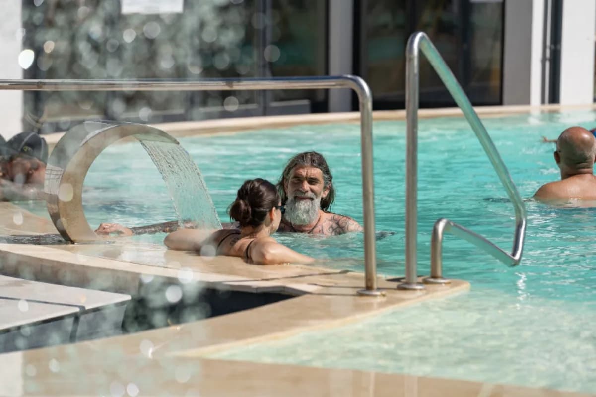 Piscinele Exterioare Sezoniere – Răcoare și Distracție sub Cerul Liber