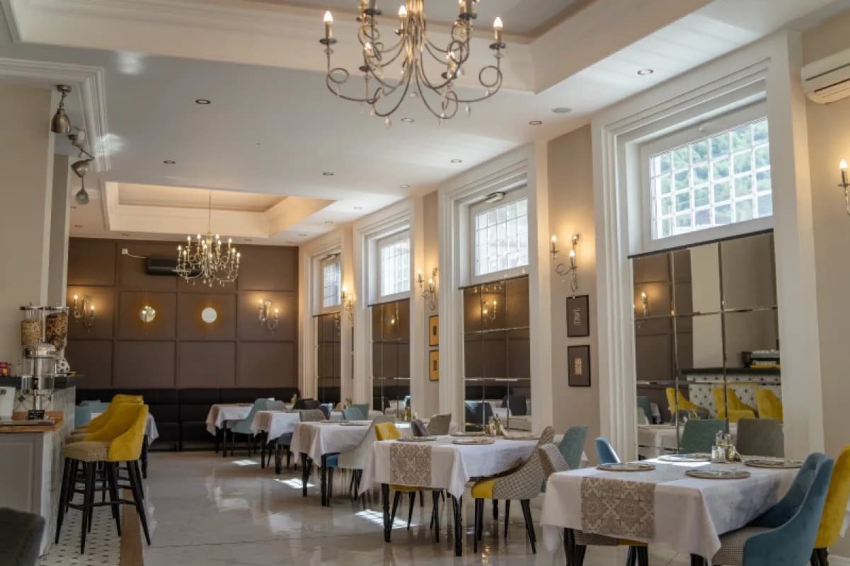 Restaurant & Bar