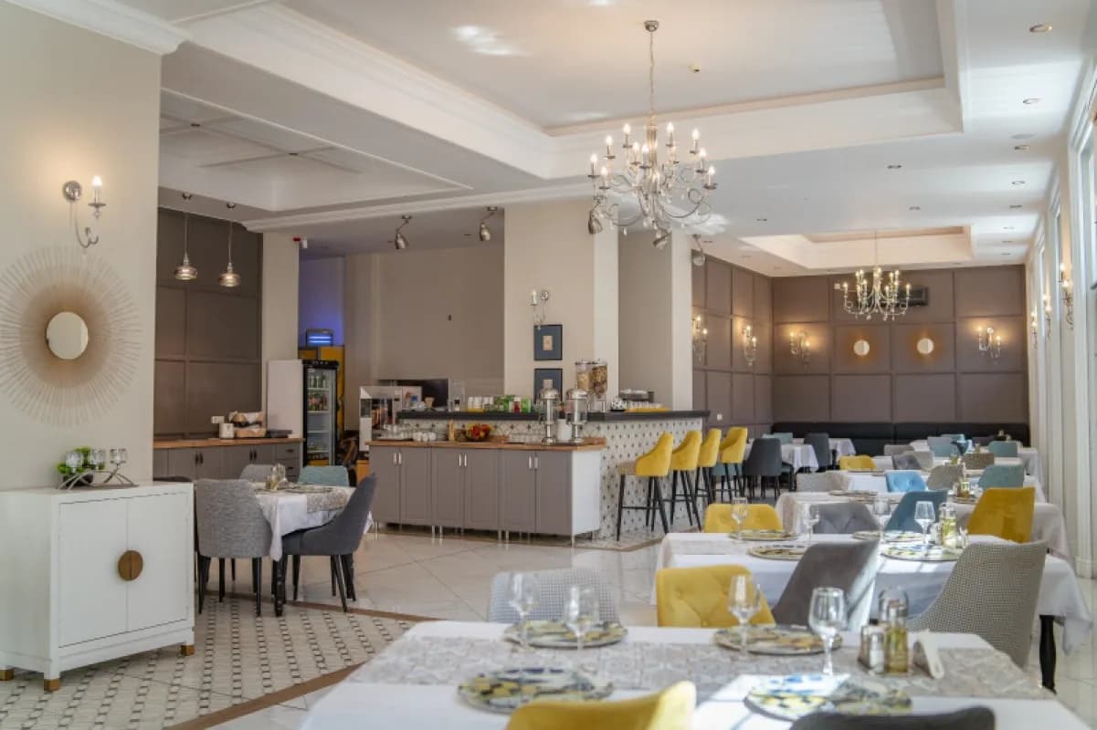 Restaurant & Bar