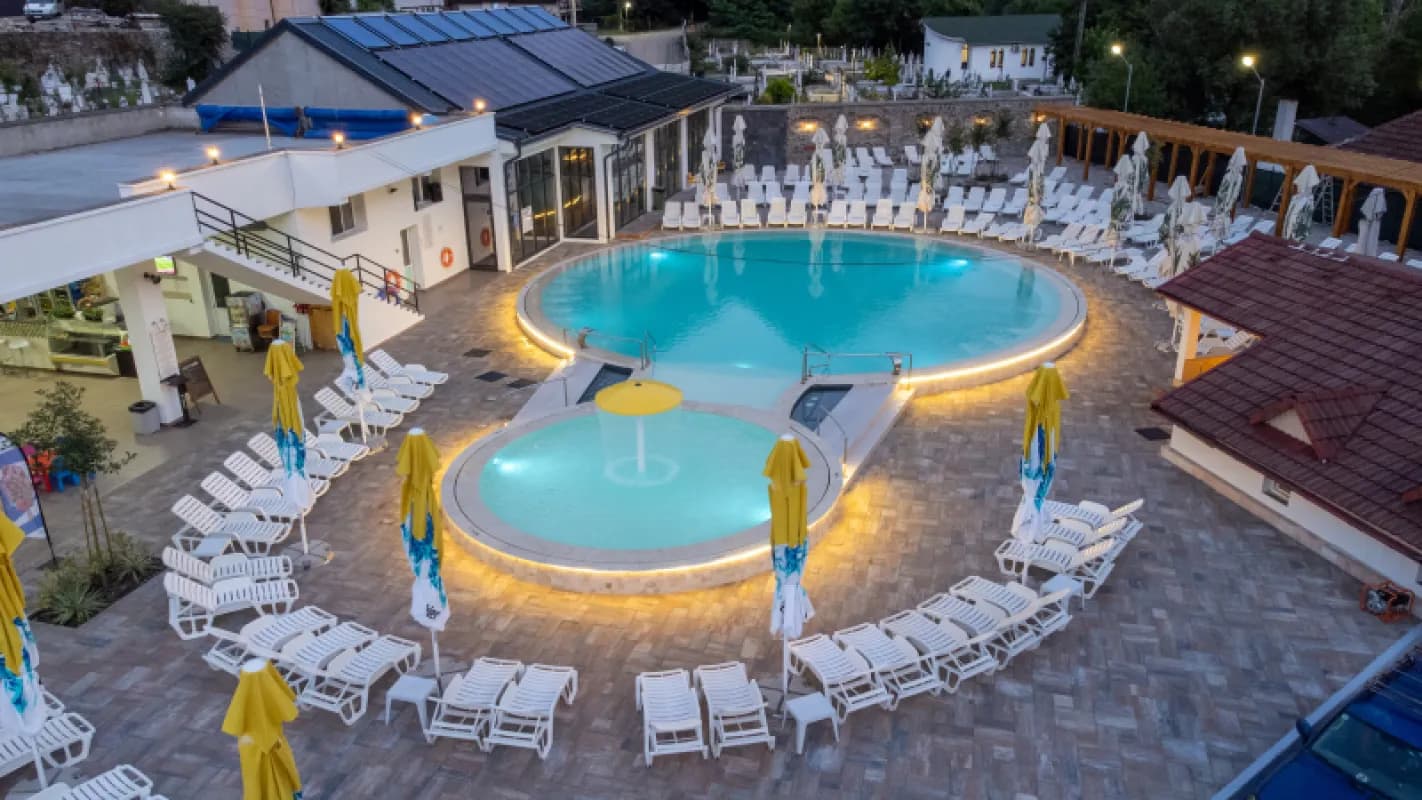 Terasă, Pool Bar & Facilități Premium